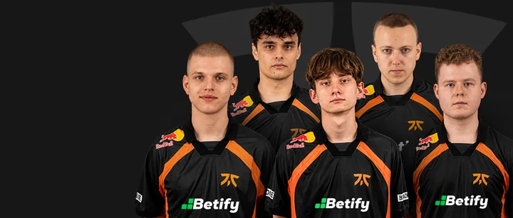 Les cinq joueurs de l'équipe Fnatic en maillot Betify