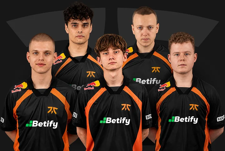 Bannière du lobby Betify (Partenariat Fnatic, Ambassadeurs officiels de Betify) : les cinq joueurs de l'équipe Fnatic en maillot Betify
